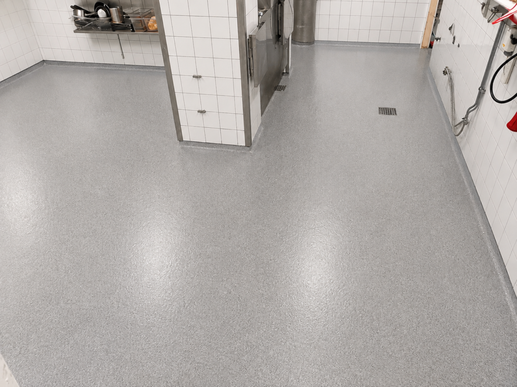 Epoxigolv diskrum Stockholm – strukturgolv med 100 mm sockel – efter