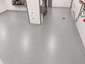 Epoxigolv diskrum Stockholm – strukturgolv med 100 mm sockel – efter