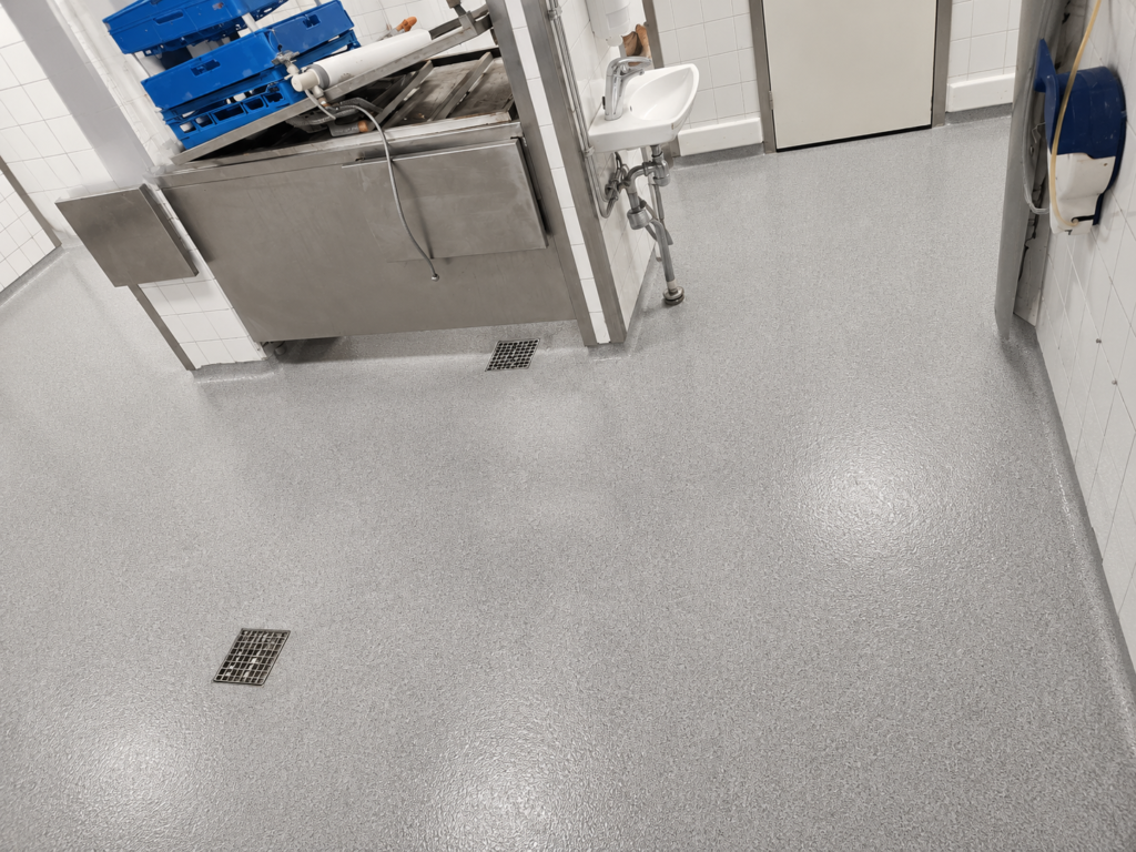 Epoxigolv diskrum Stockholm – strukturgolv med 100 mm sockel – efter