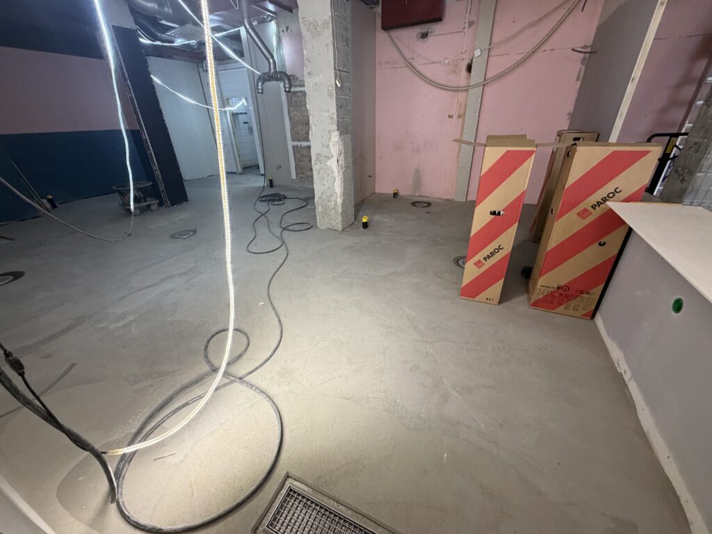 Epoxigolv storkök Uppsala – strukturgolv med 100 mm sockel – före