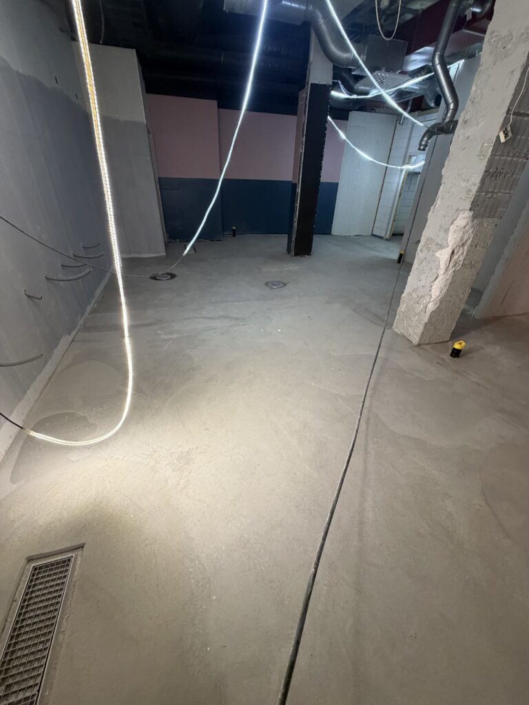 Epoxigolv storkök Uppsala – strukturgolv med 100 mm sockel – före