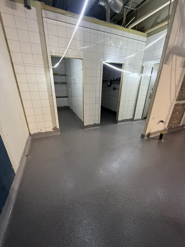 Epoxigolv storkök Uppsala – strukturgolv med 100 mm sockel – efter