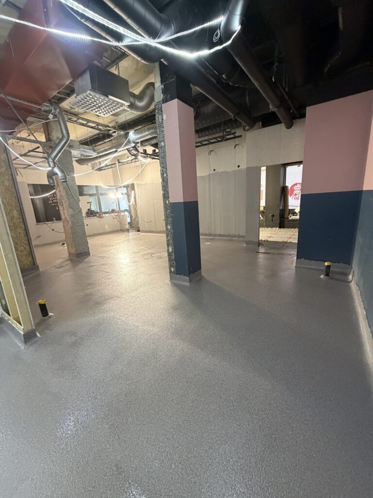 Epoxigolv storkök Uppsala – strukturgolv med 100 mm sockel – efter