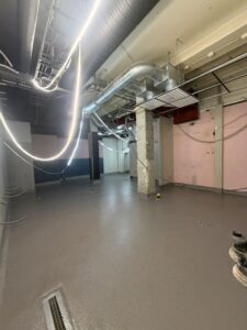 Epoxigolv storkök Uppsala – strukturgolv med 100 mm sockel – efter
