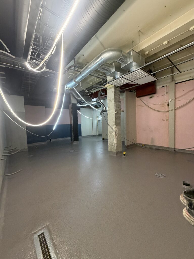 Epoxigolv storkök Uppsala – strukturgolv med 100 mm sockel – efter