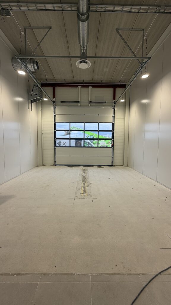 Epoxigolv rekondhall Katrineholm – strukturgolv med 30 mm fas – före