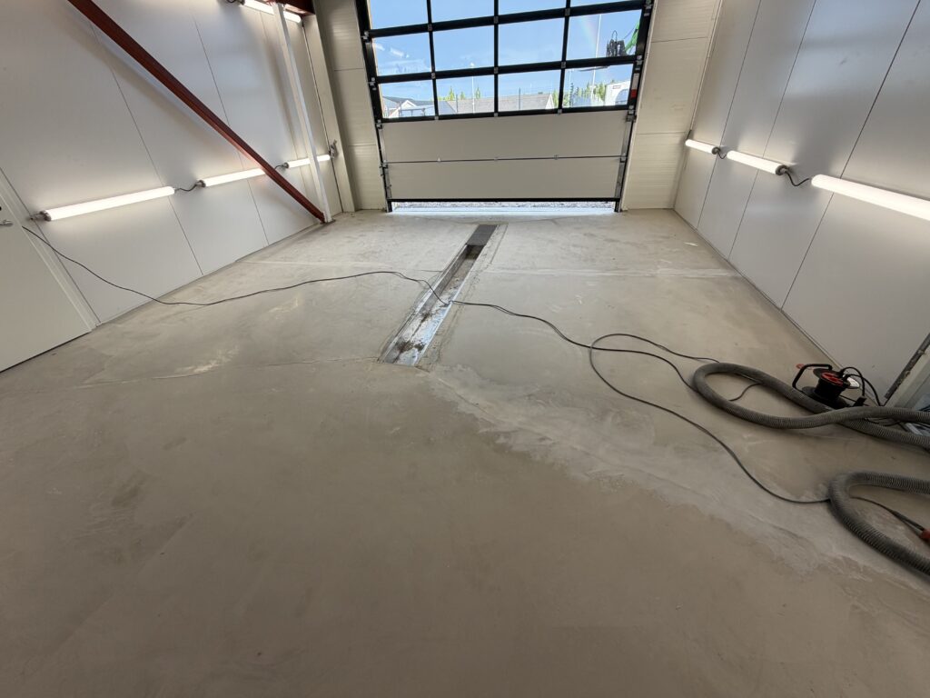 Epoxigolv tvätthall Katrineholm – strukturgolv med 30 mm fas – före