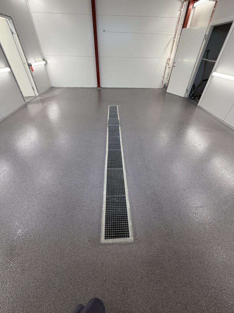 Epoxigolv tvätthall Katrineholm – strukturgolv med 30 mm fas – efter
