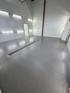 Epoxigolv tvätthall Katrineholm – strukturgolv med 30 mm fas – efter