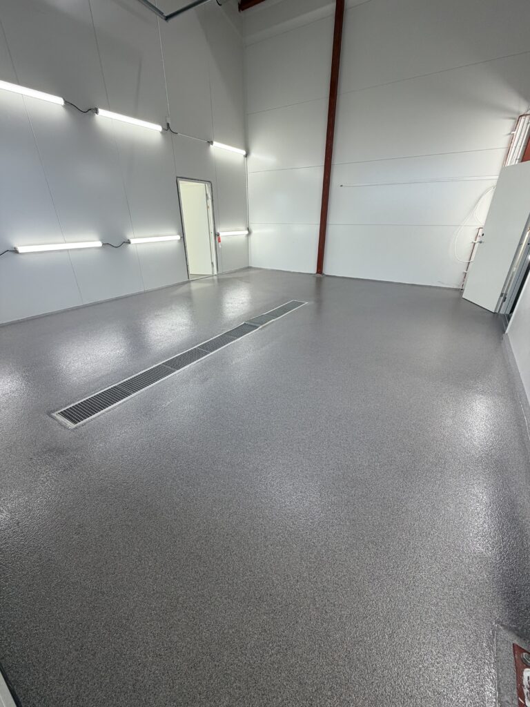 Epoxigolv tvätthall Katrineholm – strukturgolv med 30 mm fas – efter