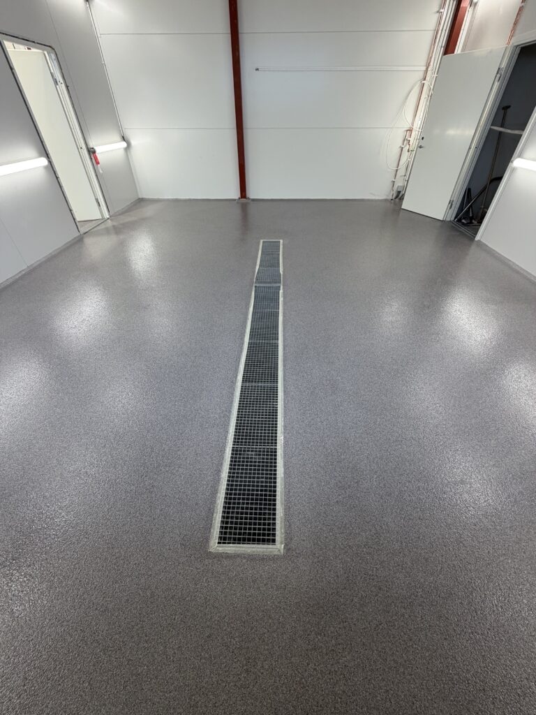 Epoxigolv tvätthall Katrineholm – strukturgolv med 30 mm fas – efter