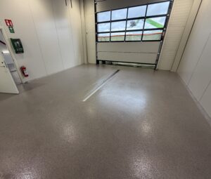 Epoxigolv rekondhall Katrineholm – strukturgolv med 30 mm fas – efter