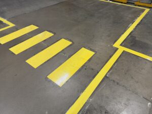Golvlinjer industri Oskarström – 100 mm signalgula linjer – efter