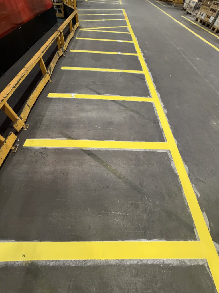 Golvlinjer industri Oskarström – 100 mm signalgula linjer – efter