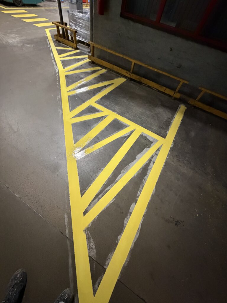 Golvlinjer industri Oskarström – 100 mm signalgula linjer – efter