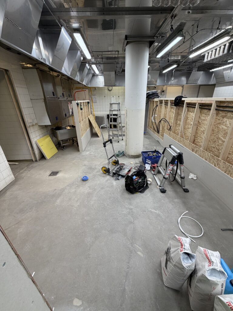 Epoxigolv storkök Stockholm – strukturgolv med 100 mm sockel – före