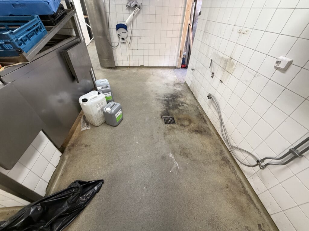 Epoxigolv diskrum Stockholm – strukturgolv med 100 mm sockel – före