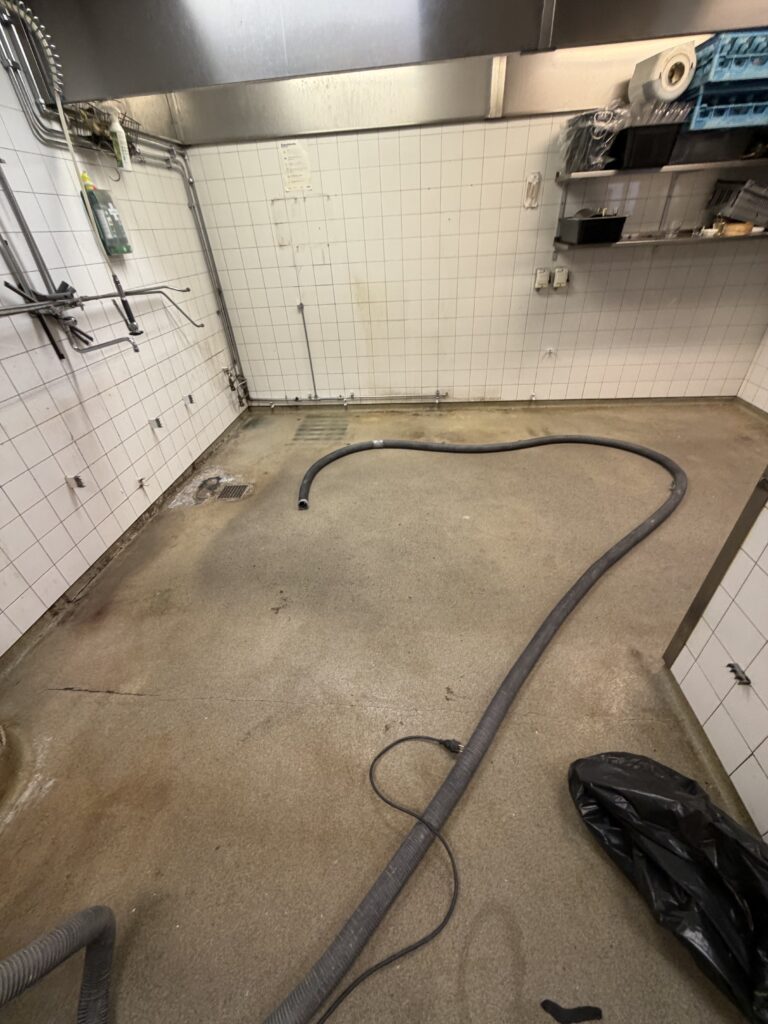 Epoxigolv diskrum Stockholm – strukturgolv med 100 mm sockel – före