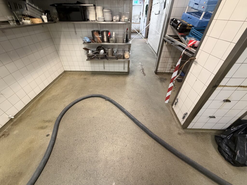 Epoxigolv diskrum Stockholm – strukturgolv med 100 mm sockel – före