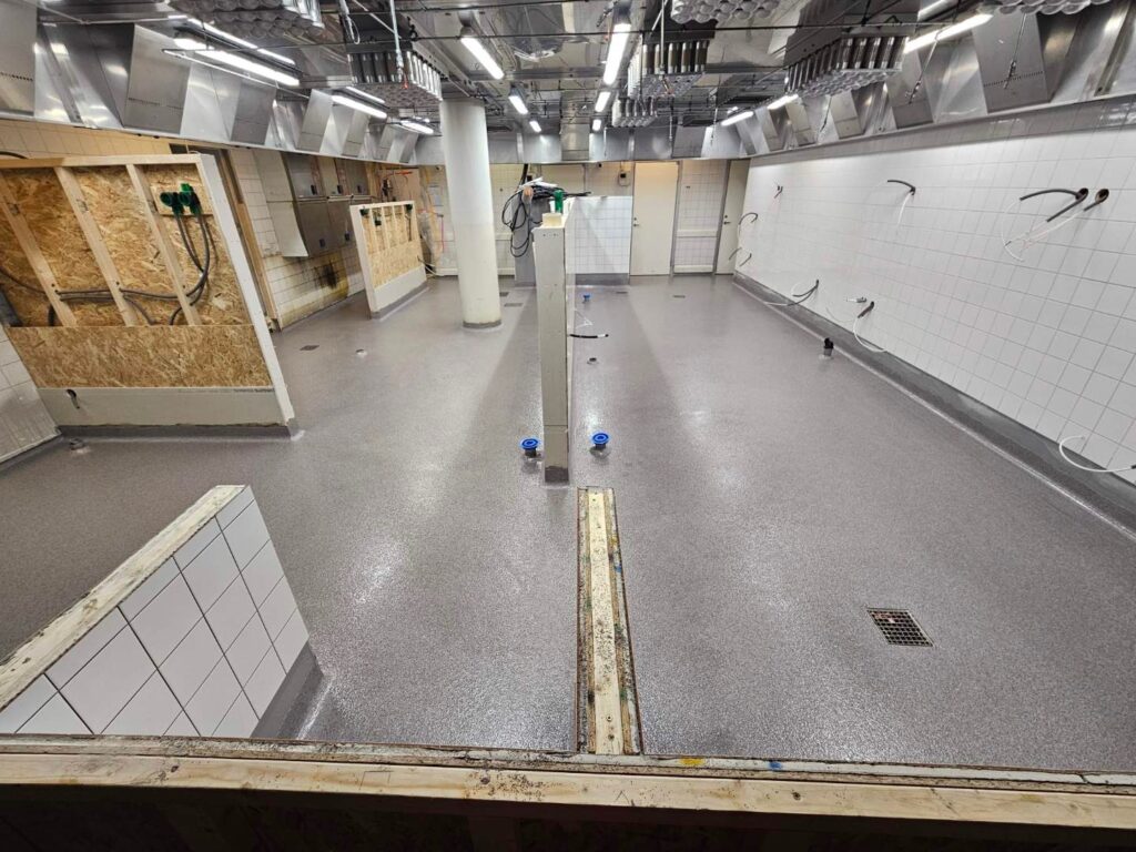 Epoxigolv storkök Stockholm – strukturgolv med 100 mm sockel – efter