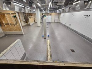 Epoxigolv storkök Stockholm – strukturgolv med 100 mm sockel – efter